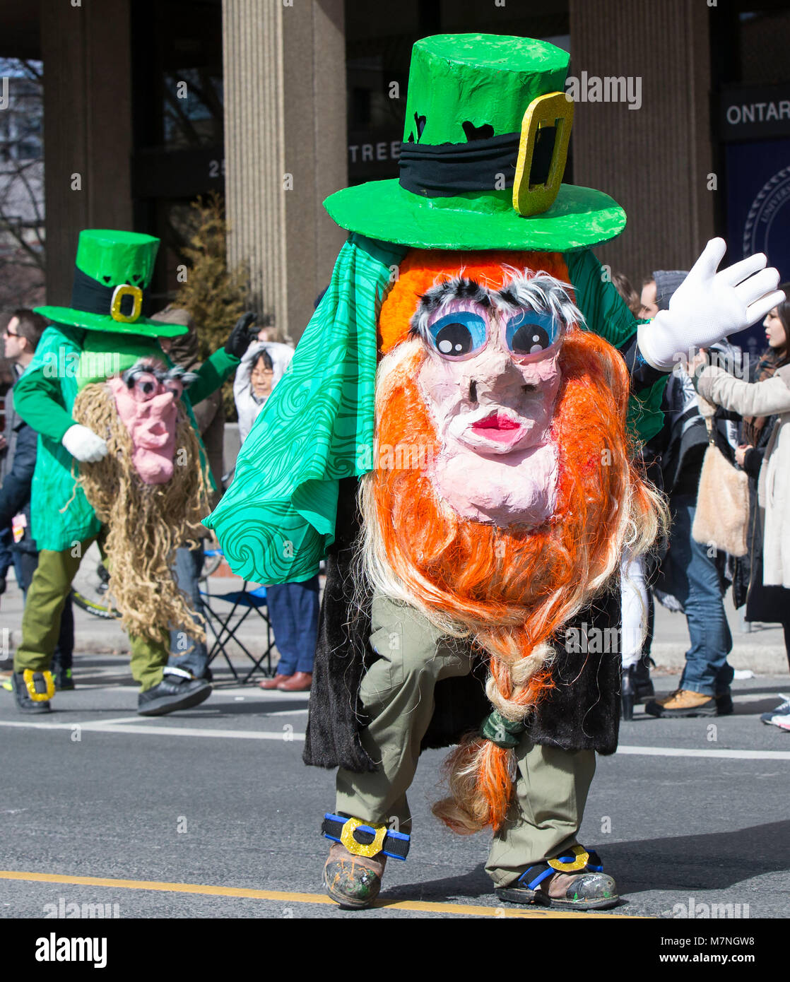 Toronto, Canada. Undicesimo Mar, 2018. Festaioli prendere parte nel 2018 Toronto il giorno di San Patrizio Parade di Toronto, Canada, 11 marzo 2018. Migliaia di persone sono venute a celebrare la storia irlandese, Cultura e patrimonio prendendo parte al 2018 Toronto il giorno di San Patrizio Parade di domenica. Credito: Zou Zheng/Xinhua/Alamy Live News Foto Stock