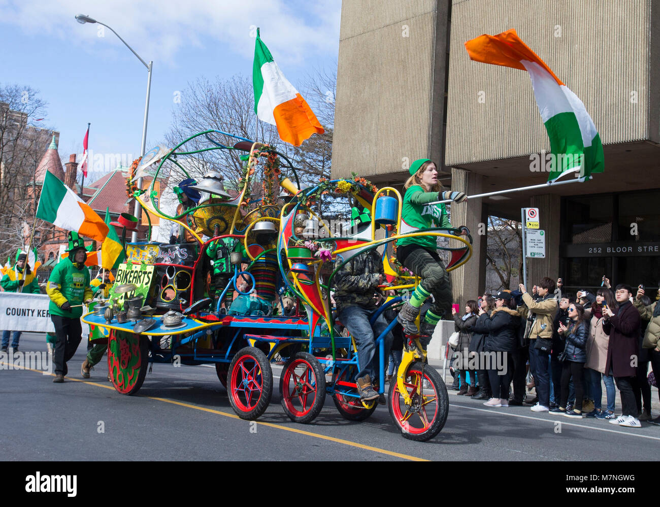 Toronto, Canada. Undicesimo Mar, 2018. Un colorato galleggiante è visto durante il 2018 Toronto il giorno di San Patrizio Parade di Toronto, Canada, 11 marzo 2018. Migliaia di persone sono venute a celebrare la storia irlandese, Cultura e patrimonio prendendo parte al 2018 Toronto il giorno di San Patrizio Parade di domenica. Credito: Zou Zheng/Xinhua/Alamy Live News Foto Stock