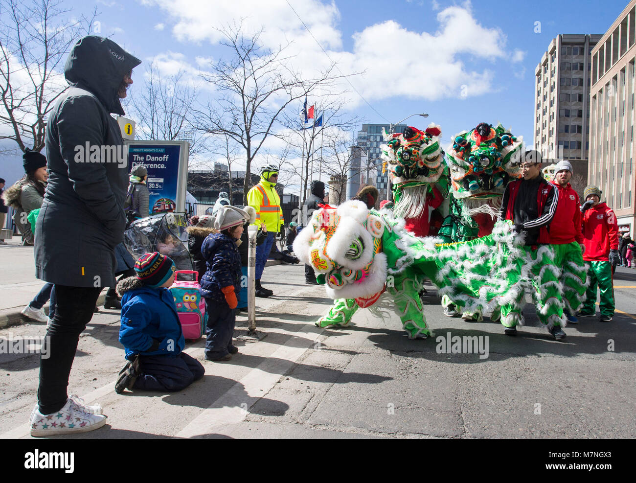 Toronto, Canada. Undicesimo Mar, 2018. Green lion dance team effettuano durante il 2018 Toronto il giorno di San Patrizio Parade di Toronto, Canada, 11 marzo 2018. Migliaia di persone sono venute a celebrare la storia irlandese, Cultura e patrimonio prendendo parte al 2018 Toronto il giorno di San Patrizio Parade di domenica. Credito: Zou Zheng/Xinhua/Alamy Live News Foto Stock