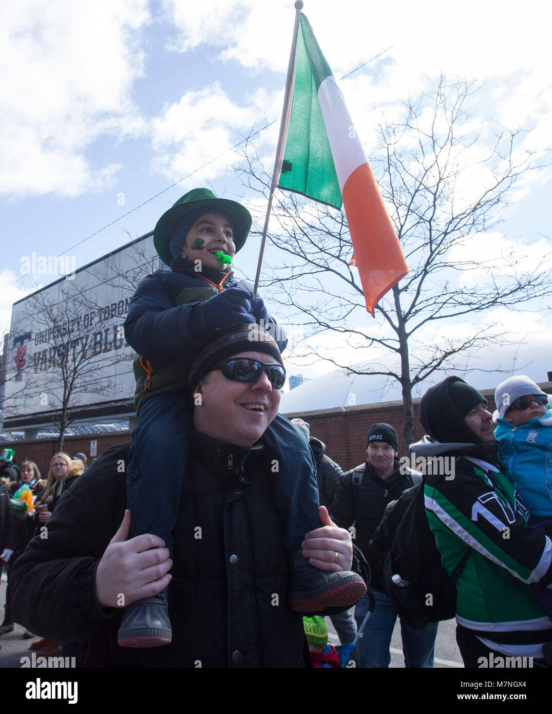 Toronto, Canada. Undicesimo Mar, 2018. Le persone prendono parte al 2018 Toronto il giorno di San Patrizio Parade di Toronto, Canada, 11 marzo 2018. Migliaia di persone sono venute a celebrare la storia irlandese, Cultura e patrimonio prendendo parte al 2018 Toronto il giorno di San Patrizio Parade di domenica. Credito: Zou Zheng/Xinhua/Alamy Live News Foto Stock