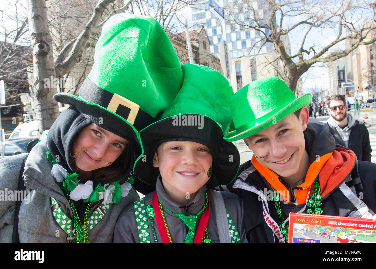Toronto, Canada. Undicesimo Mar, 2018. Vestite gli adolescenti rappresentano per le foto durante il 2018 Toronto il giorno di San Patrizio Parade di Toronto, Canada, 11 marzo 2018. Migliaia di persone sono venute a celebrare la storia irlandese, Cultura e patrimonio prendendo parte al 2018 Toronto il giorno di San Patrizio Parade di domenica. Credito: Zou Zheng/Xinhua/Alamy Live News Foto Stock