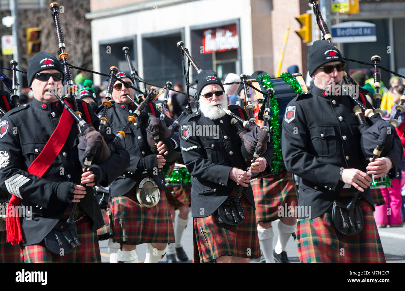Toronto, Canada. Undicesimo Mar, 2018. Una banda di eseguire durante il 2018 Toronto il giorno di San Patrizio Parade di Toronto, Canada, 11 marzo 2018. Migliaia di persone sono venute a celebrare la storia irlandese, Cultura e patrimonio prendendo parte al 2018 Toronto il giorno di San Patrizio Parade di domenica. Credito: Zou Zheng/Xinhua/Alamy Live News Foto Stock
