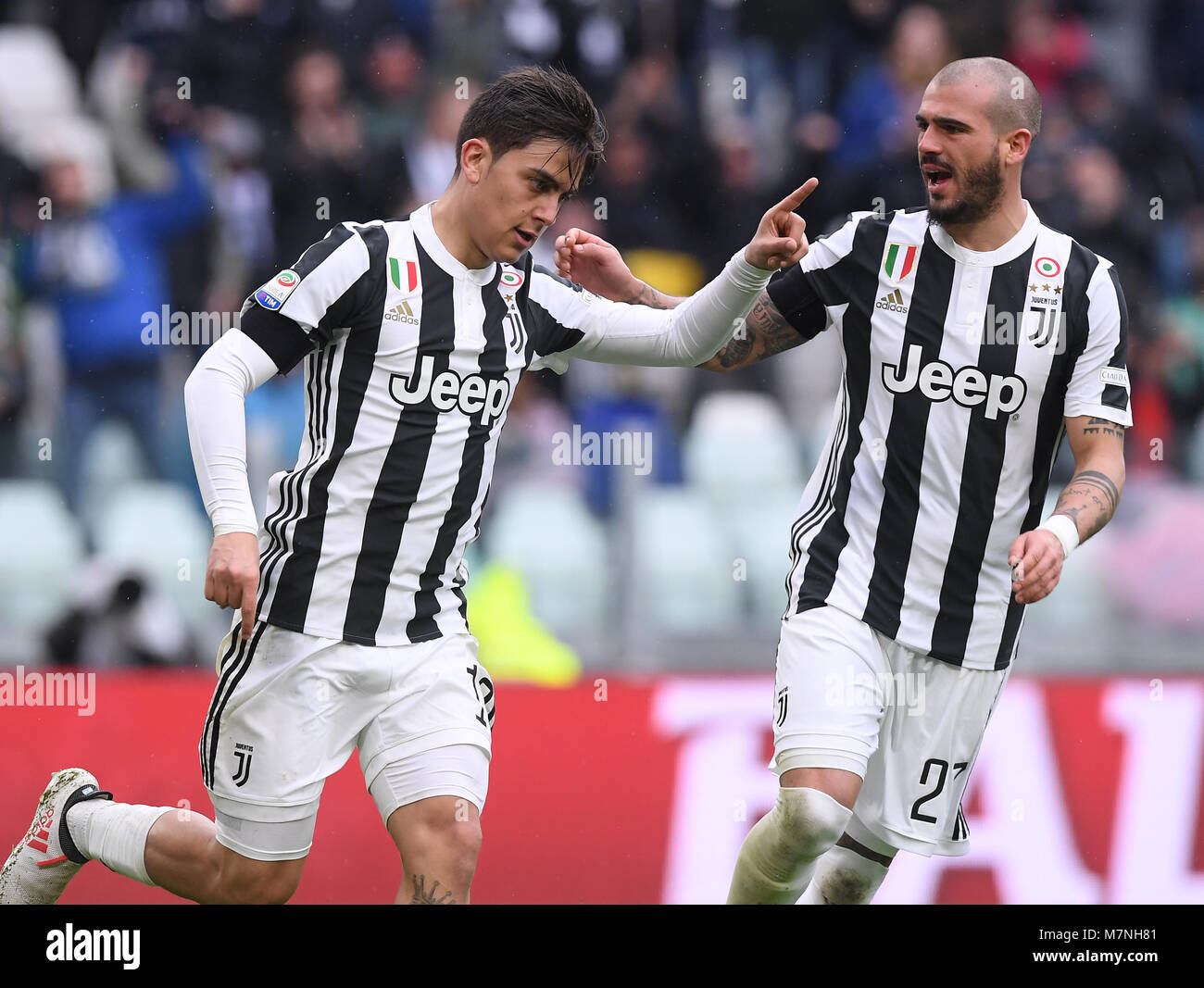 Torino, Italia. Undicesimo Mar, 2018. La Juventus' Paulo Dybala (L) celebra  durante una serie di una partita di calcio tra Juventus e Udinese a Torino,  Italia, 11 marzo 2018. La Juventus ha