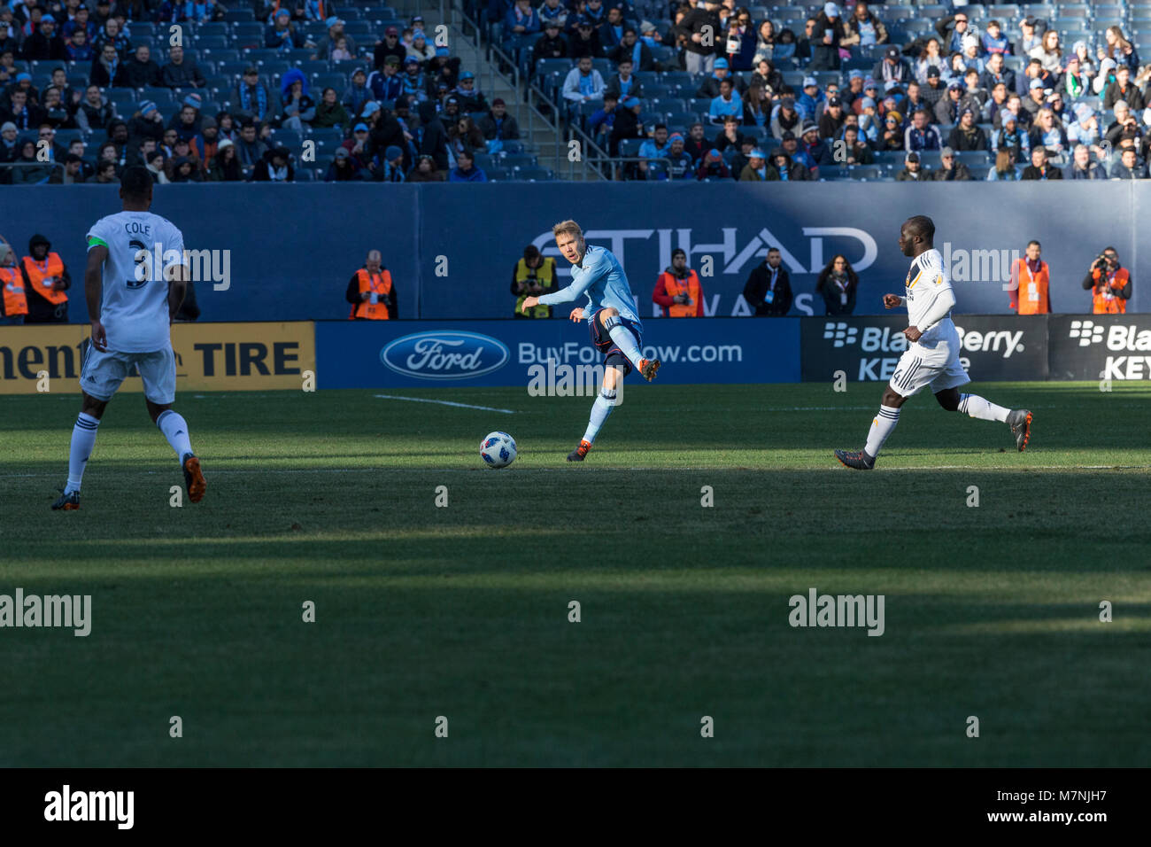 New York, Stati Uniti d'America. Undicesimo Mar, 2018.Anton Tinnerholm (3) di NYC FC calci palla durante il normale gioco MLS contro la galassia allo Yankee Stadium di New York ha vinto FC 2 - 1 Credito: lev radin/Alamy Live News Foto Stock