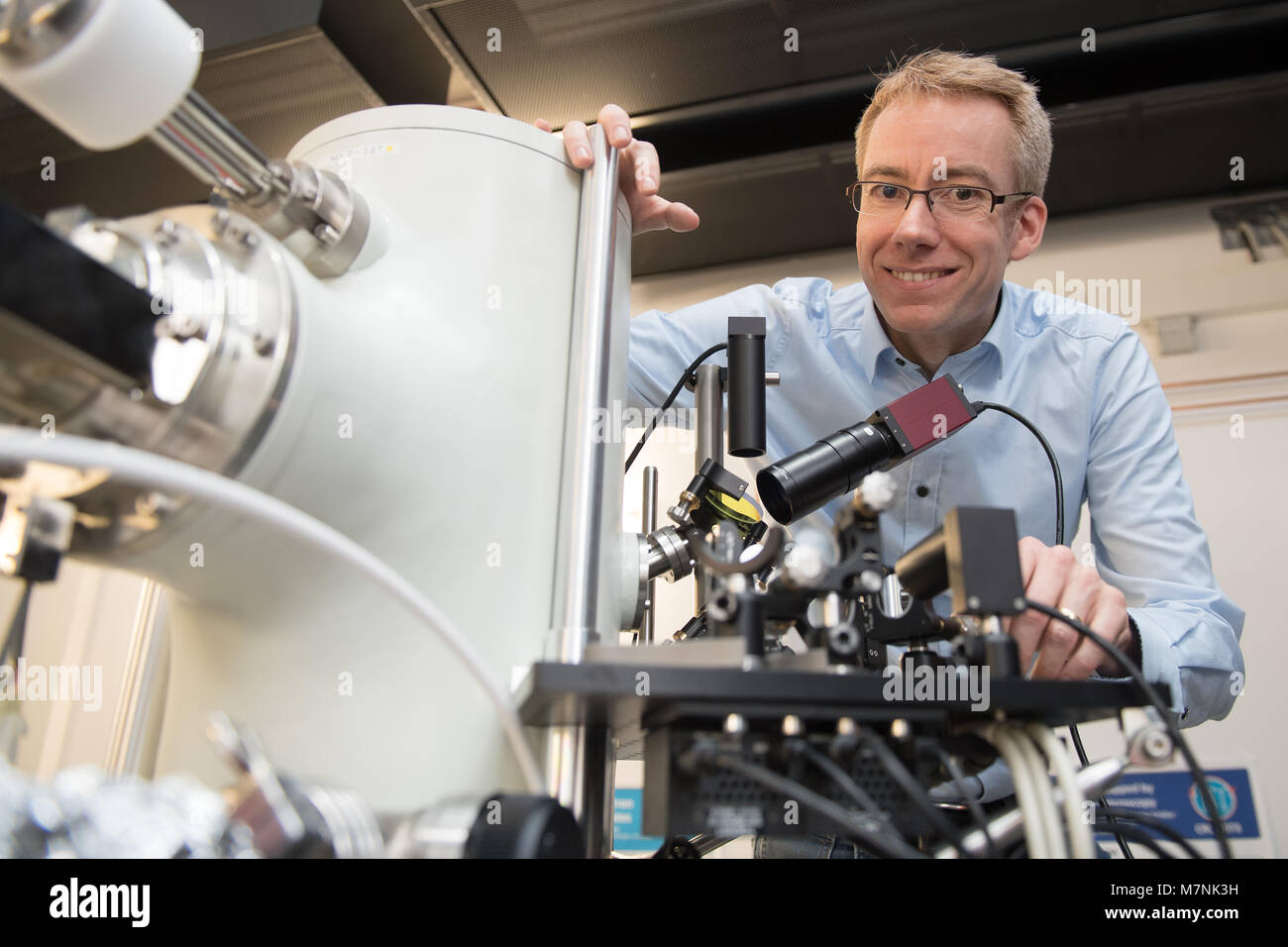 Archiviato - 21 dicembre 2017, Germania, Goettingen: Claus Ropers, professore di fisica all'Università di Goettingen, in piedi da una velocissima la microscopia elettronica a trasmissione (UTEM) in laboratorio per ultraveloce diffrazione di elettroni della facoltà di fisica presso l'Università di Goettingen. Foto: Swen Pförtner/dpa Foto Stock