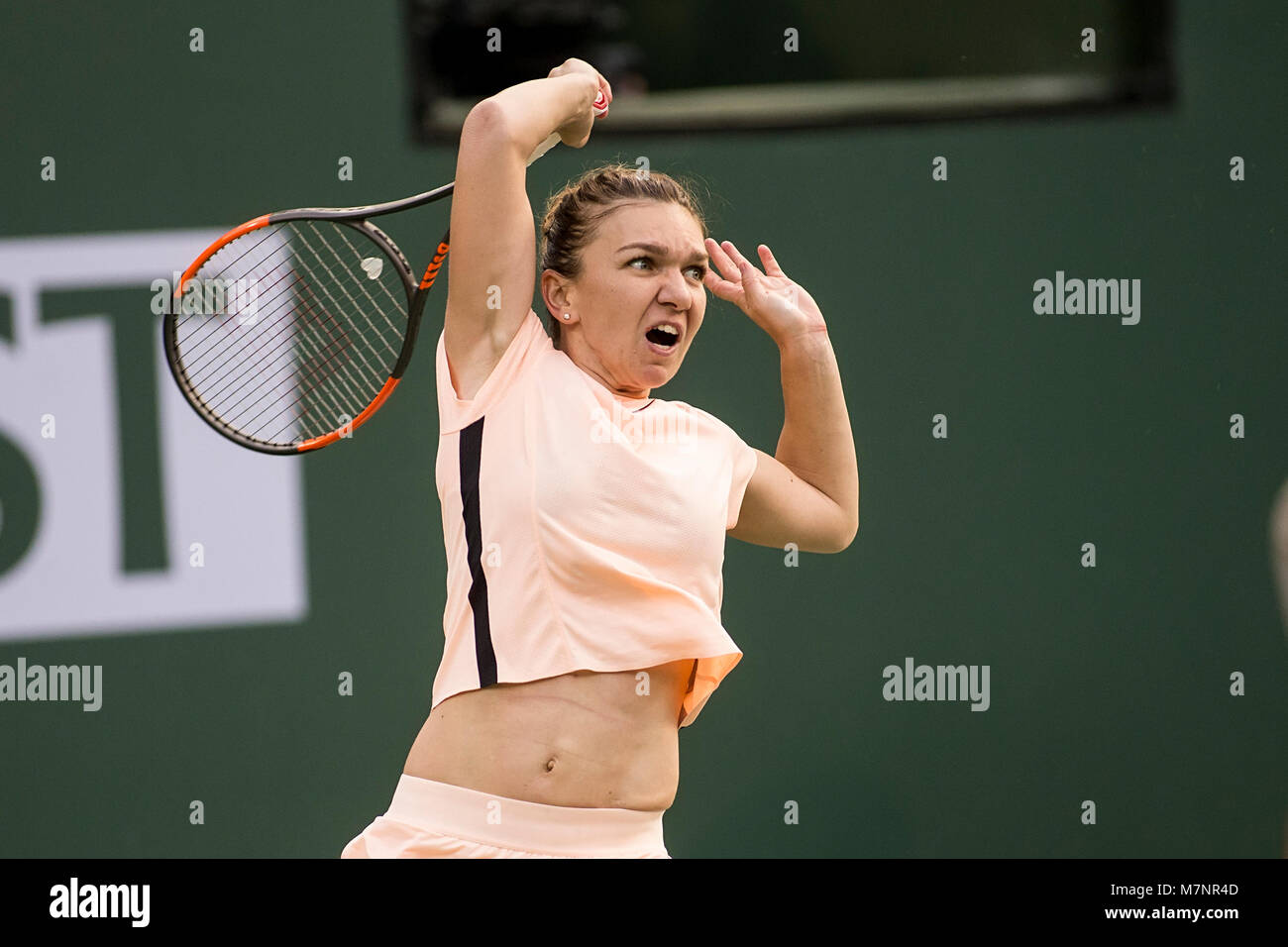 Indian Wells, California, Stati Uniti d'America. Undicesimo Mar, 2018. Simona Halep (ROU) sconfitto Caroline Dolehide (USA) 1-6, 7-6 (3), 6-2 al BNP Paribas Open ha suonato presso la Indian Wells Tennis Garden di Indian Wells, California. © Mal Taam/TennisClix/CSM/Alamy Live News Foto Stock