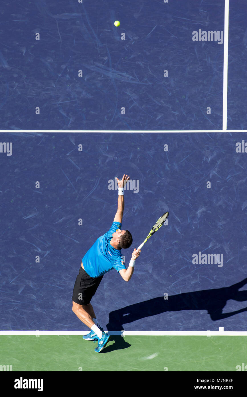Indian Wells, California, Stati Uniti d'America. Undicesimo Mar, 2018. Federico Delbonis (ARG) sconfitto da Roger Federer (SUI) 6-3, 7-6 (6) al BNP Paribas Open ha suonato presso la Indian Wells Tennis Garden di Indian Wells, California. © Mal Taam/TennisClix/CSM/Alamy Live News Foto Stock