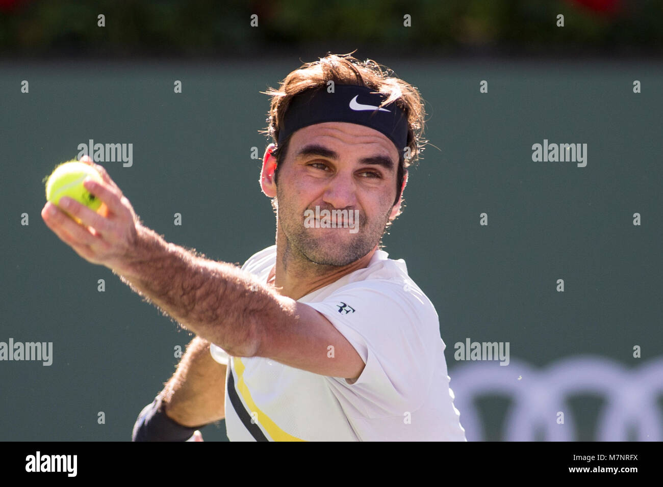 Indian Wells, California, Stati Uniti d'America. Undicesimo Mar, 2018. Roger Federer (SUI) sconfisse Federico Delbonis (ARG) 6-3, 7-6 (6) al BNP Paribas Open ha suonato presso la Indian Wells Tennis Garden di Indian Wells, California. © Mal Taam/TennisClix/CSM/Alamy Live News Foto Stock