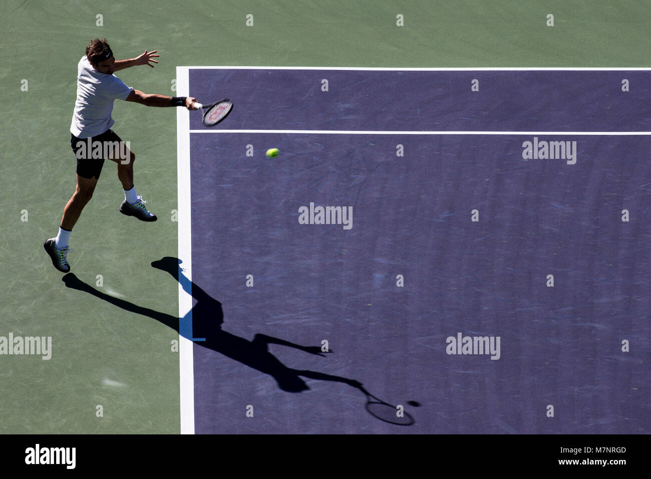 Indian Wells, California, Stati Uniti d'America. Undicesimo Mar, 2018. Roger Federer (SUI) sconfisse Federico Delbonis (ARG) 6-3, 7-6 (6) al BNP Paribas Open ha suonato presso la Indian Wells Tennis Garden di Indian Wells, California. © Mal Taam/TennisClix/CSM/Alamy Live News Foto Stock