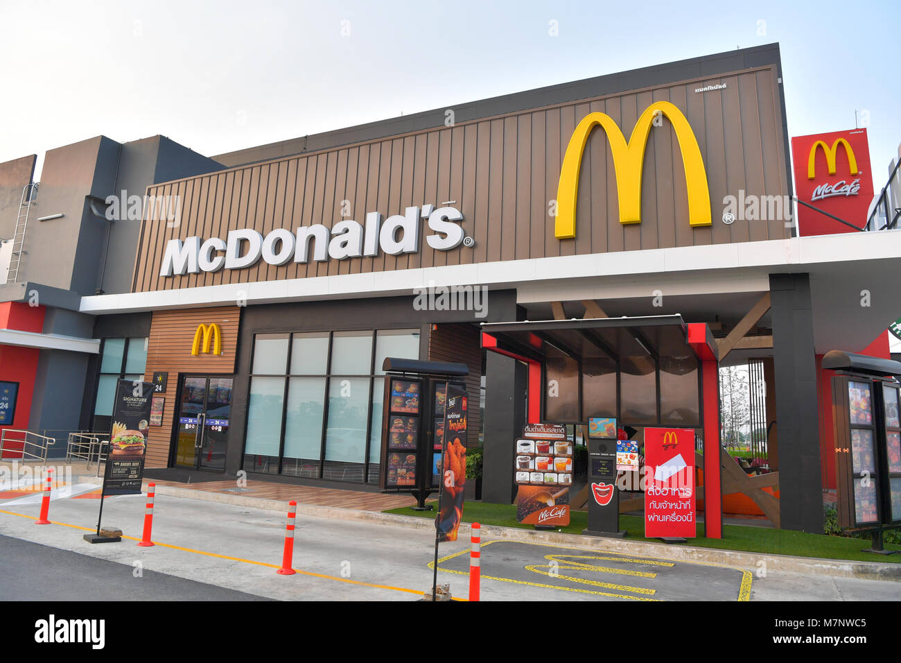 AYUTTHAYA - MARZO 11 : McDonald in Thailandia, Corporation è la più grande del mondo di catena di hamburger ristoranti fast food, durante il giorno ore il 11 marzo 2018, Ayutthaya Thailandia. Foto Stock