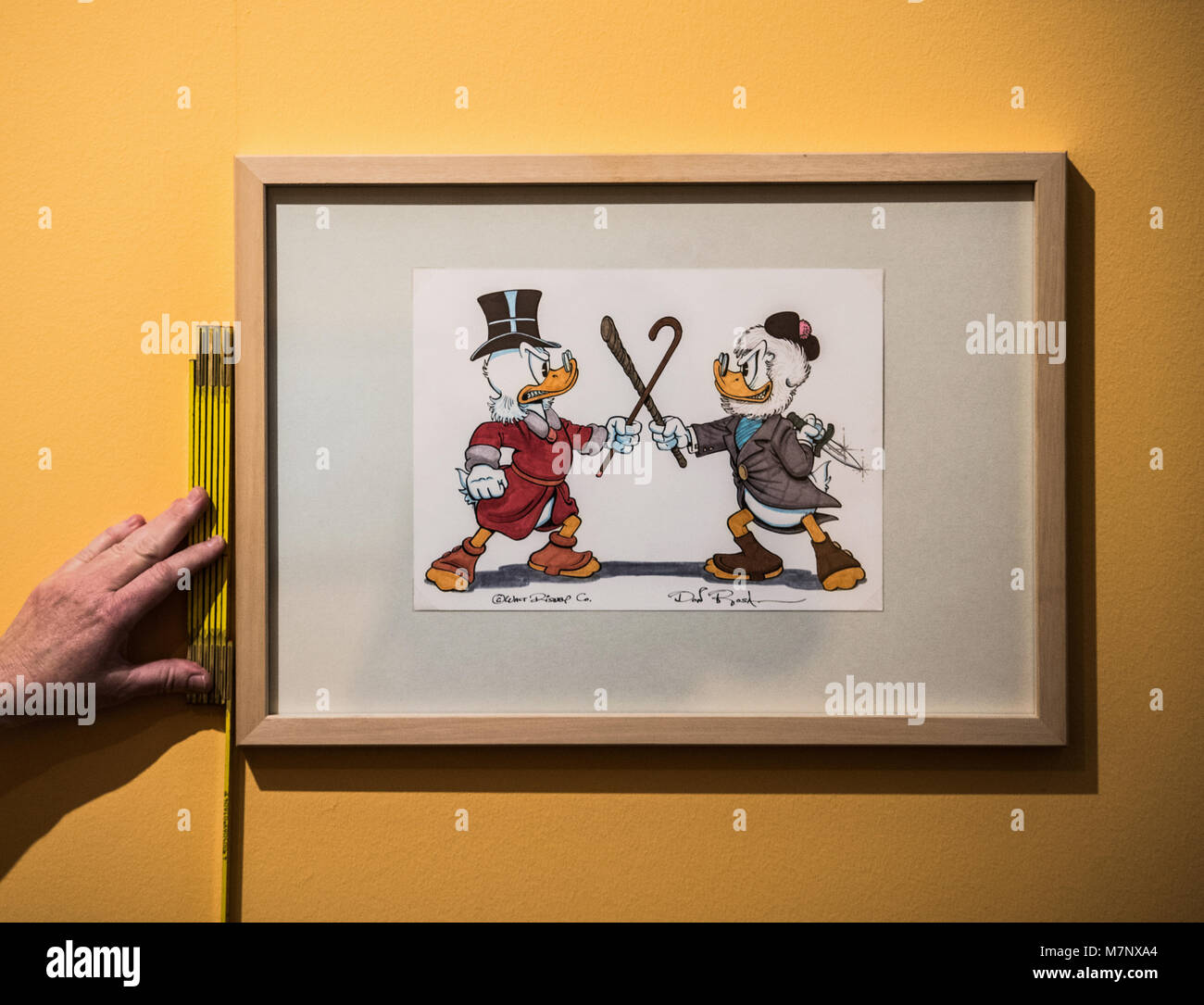 12 marzo 2018, Germania Mainz: Il disegno raffigura Scrooge McDuck (L) combattimenti con Flintheart Glomgold presso la mostra speciale 'Walt Disney - Mickey, Donald & Friends" presso il museo di stato (comic illustrator Don Rosa, intorno al 1990). La mostra consente di visualizzare una panoramica dei caratteri' sviluppo dal progetto per il fumetto finito, come pure il metodo di lavoro degli illustratori. Foto: Andreas Arnold/dpa - ATTENZIONE: solo uso editoriale in connessione con la copertura più recenti su 'Walt Disney - Mickey, Donald & Friends" e solo se il credito sopra menzionato è a cui si fa riferimento nel pieno Foto Stock