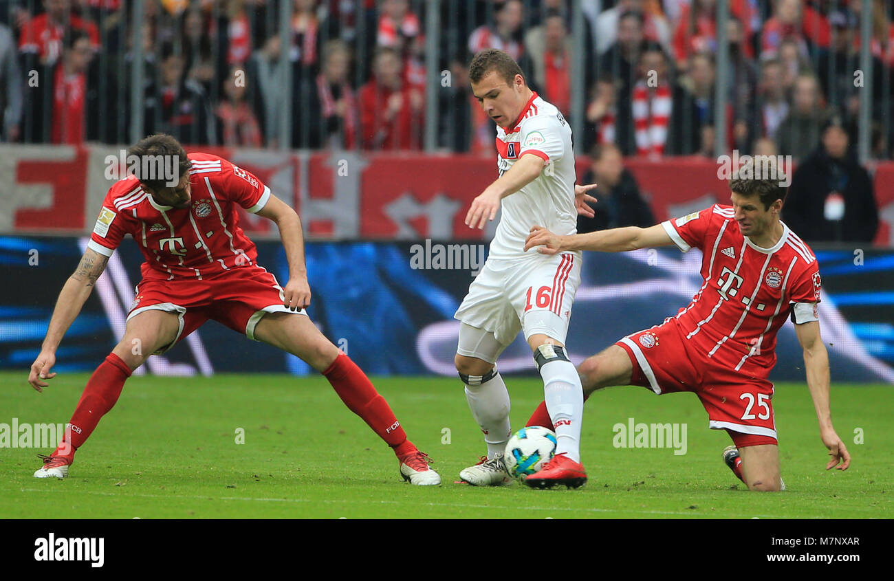 20180310, calcio, 1. Bundesliga, 26.Spieltag, a stadio Allianz Arena di Monaco di Baviera, FC Bayern vs Hamburg SV, Fussball, Sport, im Bild: Javier Martinez (FCB), e Vasilije Janjicic (HSV) vs Thomas Mueller (FCB) *Copyright by: Philippe Ruiz Foto Stock