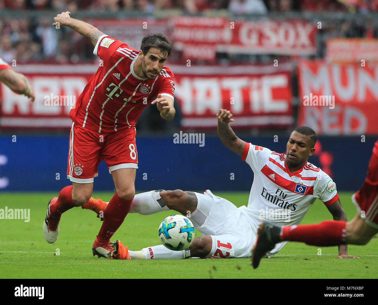 20180310, calcio, 1. Bundesliga, 26.Spieltag, a stadio Allianz Arena di Monaco di Baviera, FC Bayern vs Hamburg SV, Fussball, Sport, im Bild: Javier Martinez (FCB) vs Wallace HSV) *Copyright by: Philippe Ruiz Foto Stock