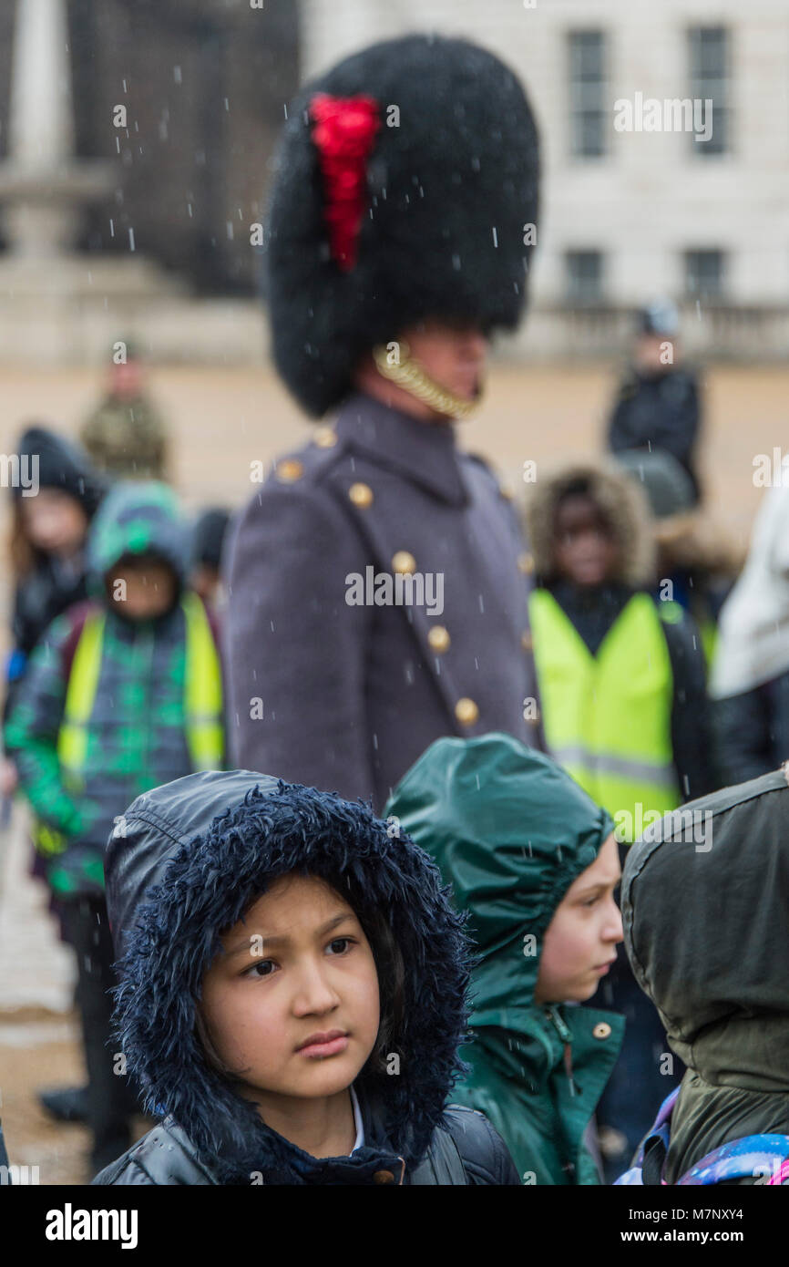 Londra, Regno Unito. Xii marzo, 2018. Principali Simon Haw MBE, direttore di musica, conduce e incoraggia il canto - la banda delle guardie di Coldstream accompagna 400 membri del Commonwealth coro dei bambini in un musical celebrazione della Giornata del Commonwealth 2018. Le prestazioni, sulla sfilata delle Guardie a Cavallo, incluso un mondo prima di una nuova composizione, "per essere un amico", dedicata a Sua Maestà la Regina (e marcatura i capi di governo del Commonwealth riuniti (CHOGM) che si terrà a Londra nel mese di aprile 2018). Essa è stata composta da grandi Simon Haw MBE. Credito: Guy Bell/Alamy Live News Foto Stock