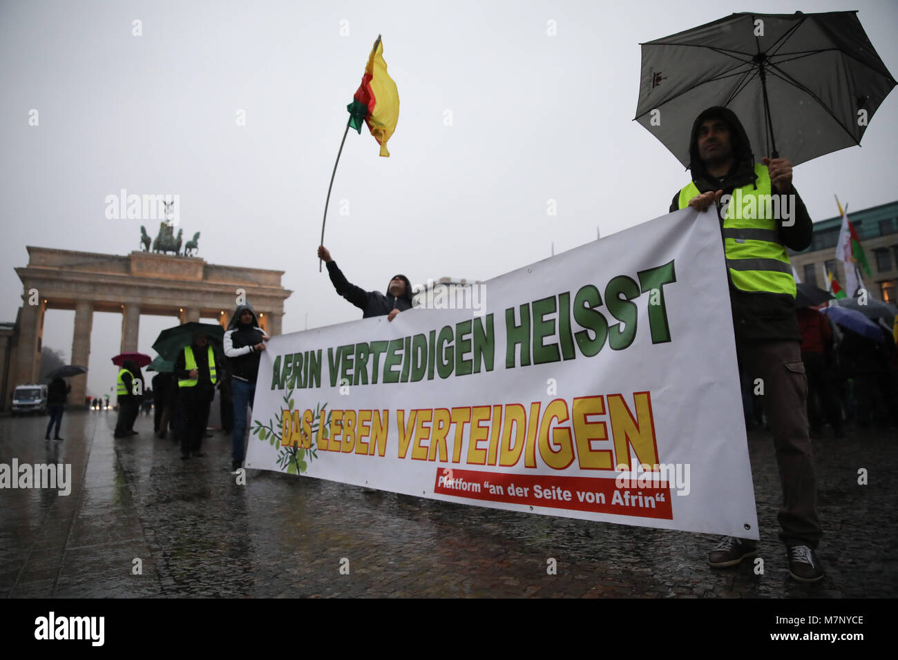 12 marzo 2018, Germania Berlino: circa duecento Kurs protestare con un banner a leggere 'Afrin verteidigen heisst das Leben verteidigen' (lit. difendere Afrin significa difendere la vita) contro i Turchi operazione militare contro i curdi nel nord della Siria di fronte alla Porta di Brandeburgo. Foto: Jörg Carstensen/dpa Foto Stock