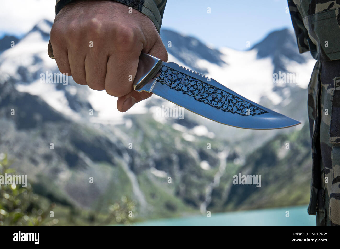Avventura deserto natura l'uomo con coltello nel Pantalone mimetico, outdoor lifestyle concetto di sopravvivenza. Irriconoscibile uomo brutale escursionismo. Viaggi, lifestyl Foto Stock
