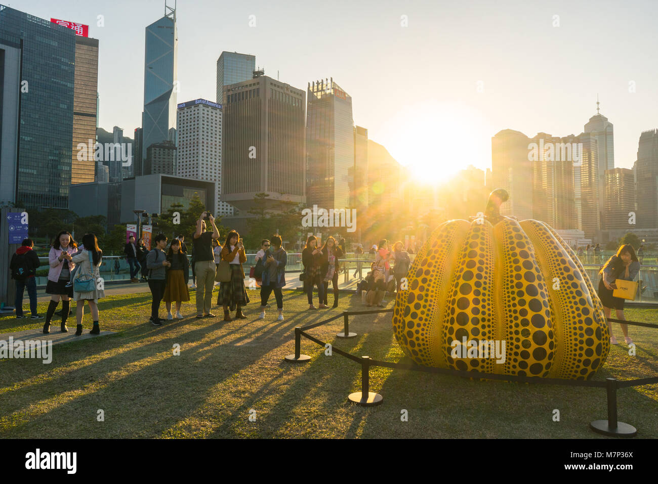 Porto Arts Sculpture Park e appassionati d'arte di scattare le foto della grande scultura di zucca in Hong Kong Foto Stock