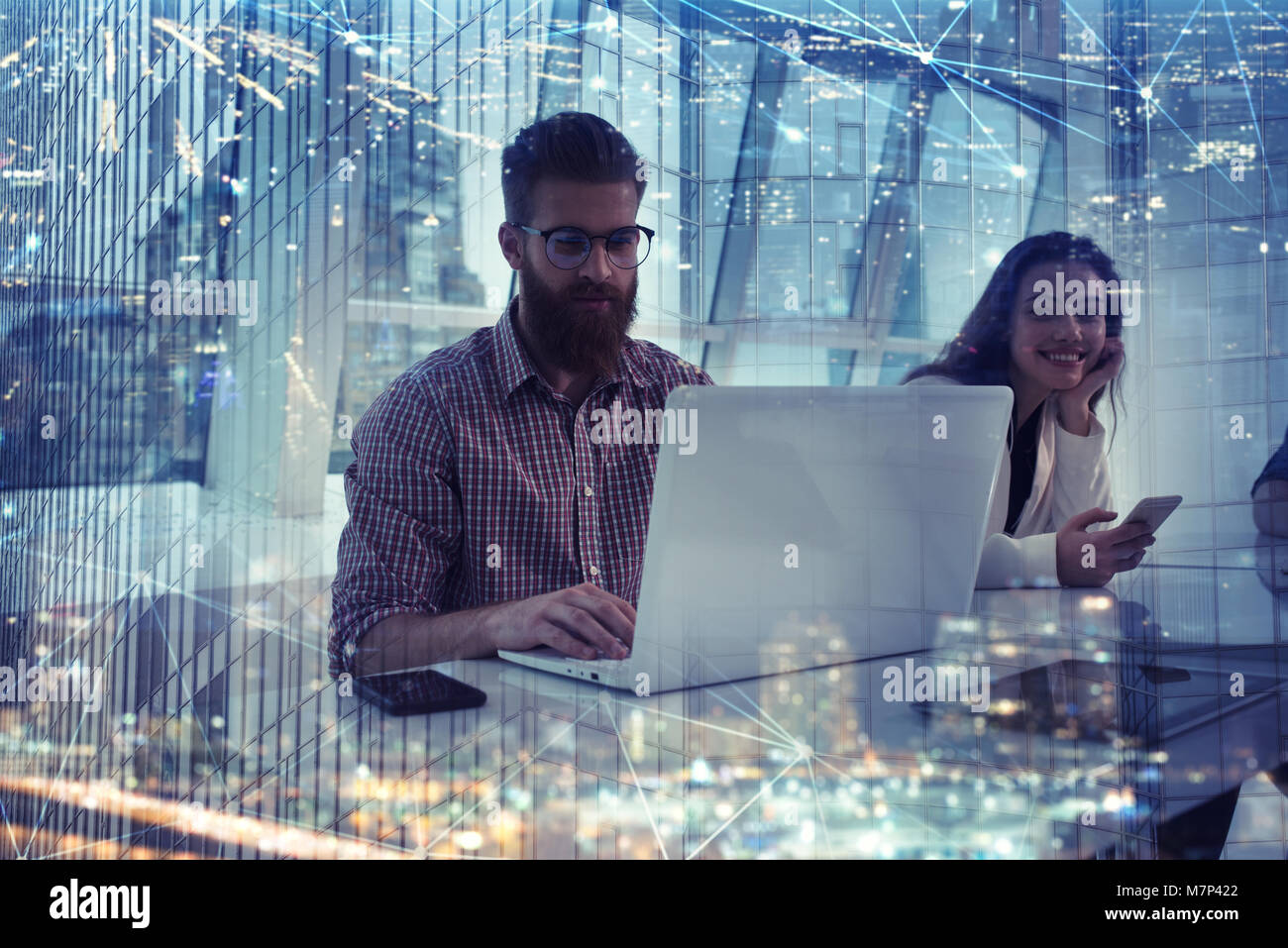 Imprenditore in office collegato sulla rete internet. concetto di azienda startup Foto Stock