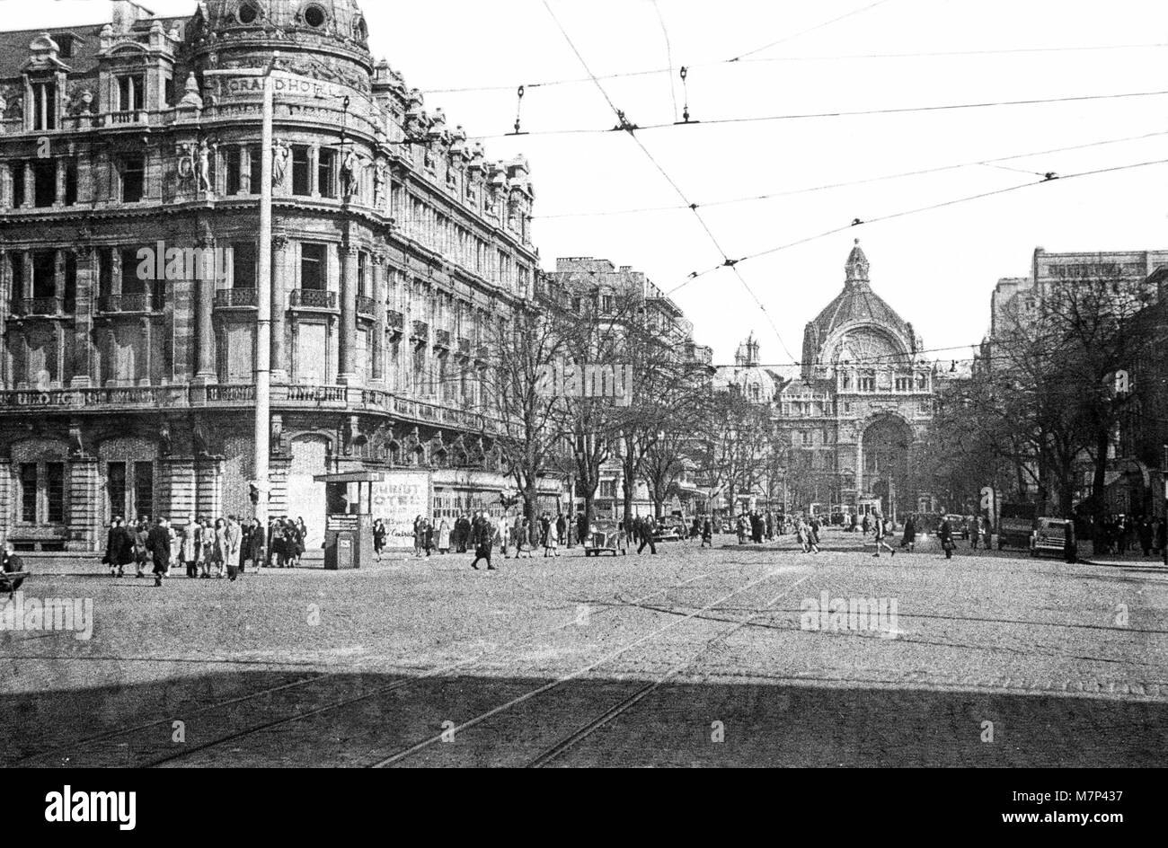 1947 immagine in bianco e nero della bella Antwerp-Centraal stazione ferroviaria come si vede dall'incrocio da De Keyserlei con Anneessensstraat Foto Stock