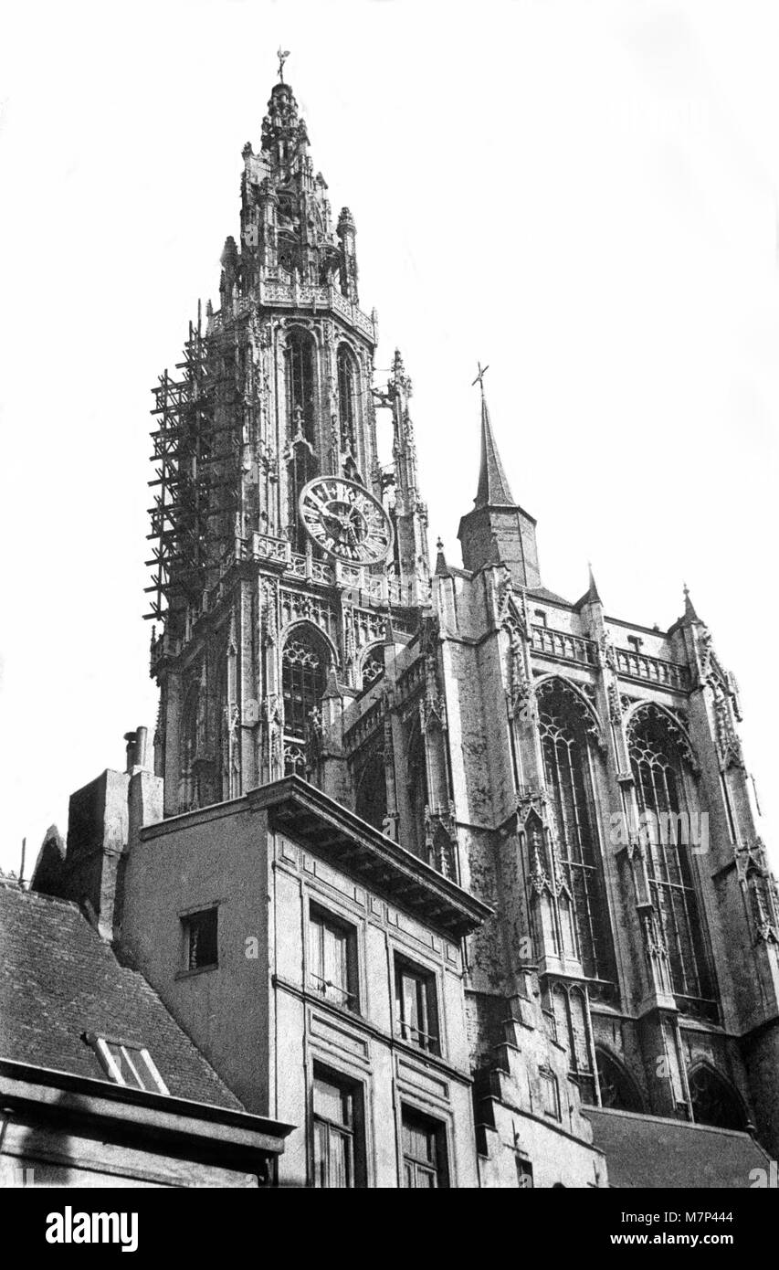 1947 in bianco e nero di Onze-Lieve-Vrouwe Cattedrale di Anversa probabilmente come visto da di Oude Koornmarkt o Foto Stock