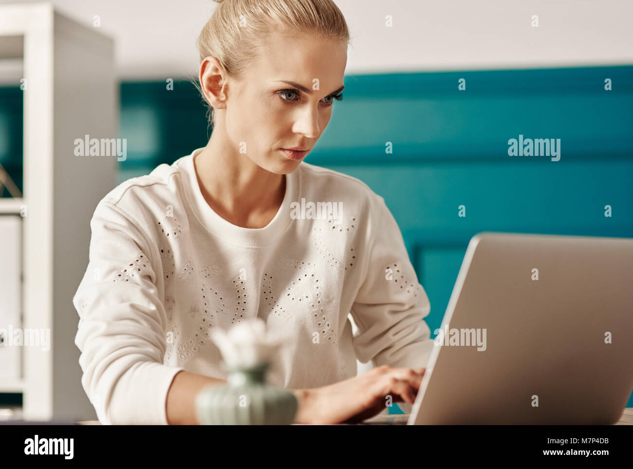 Duro lavoro di donna utilizzando il portatile in ufficio Foto Stock