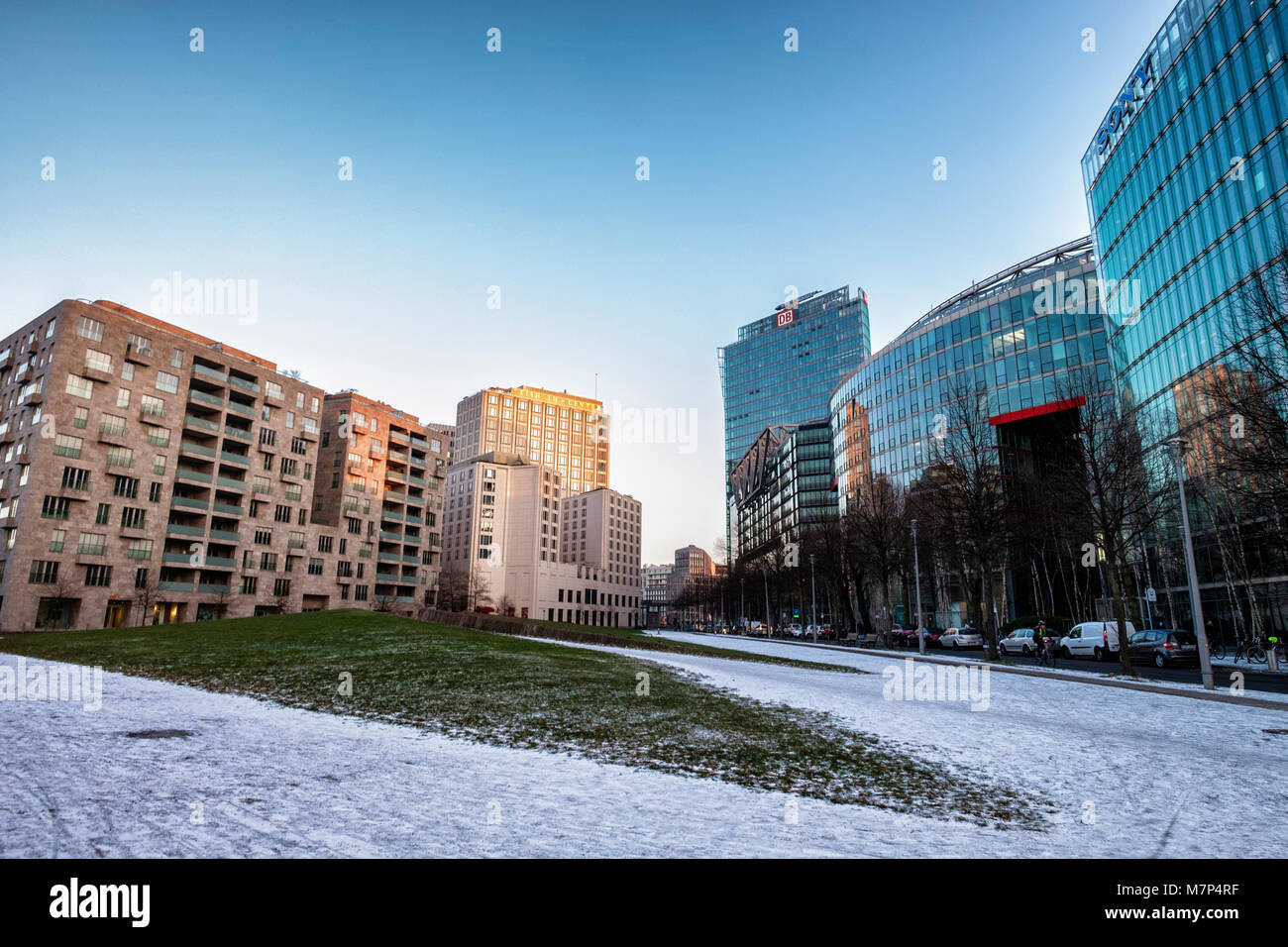 Berlino, Mitte,Potsdamer Platz architettura moderna,Sony & DB edifici in vetro,appartamento edificio e coperta di neve percorso in inverno Foto Stock
