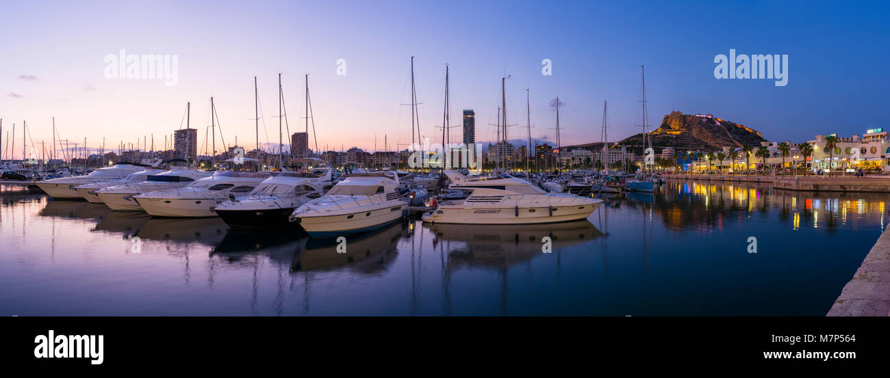 Il porto turistico di Alicante al tramonto con il Castello di Santa Barbara al di là, Spagna. Foto Stock