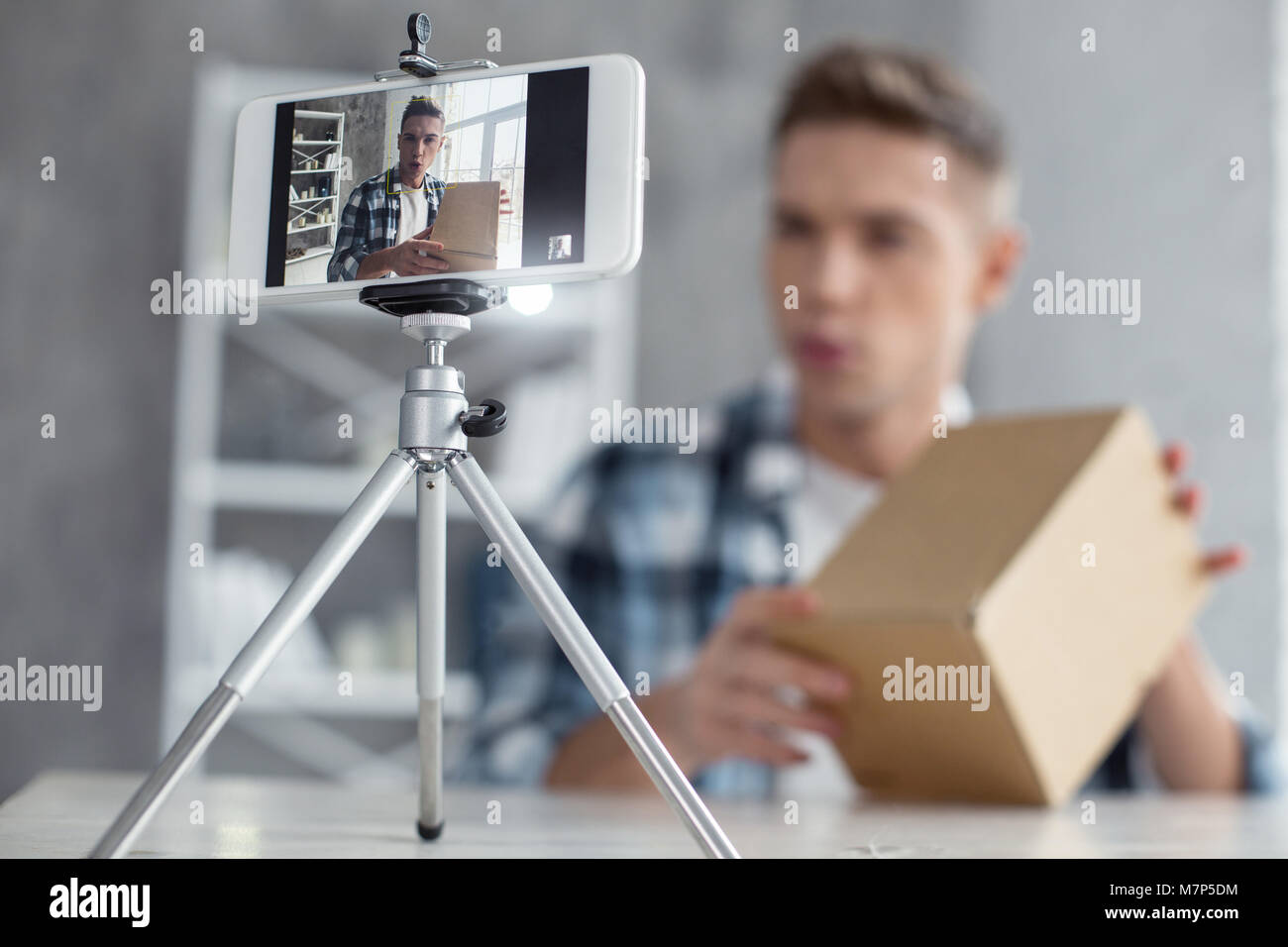 Successo vlogger tenendo la sua scatola e parlare Foto Stock