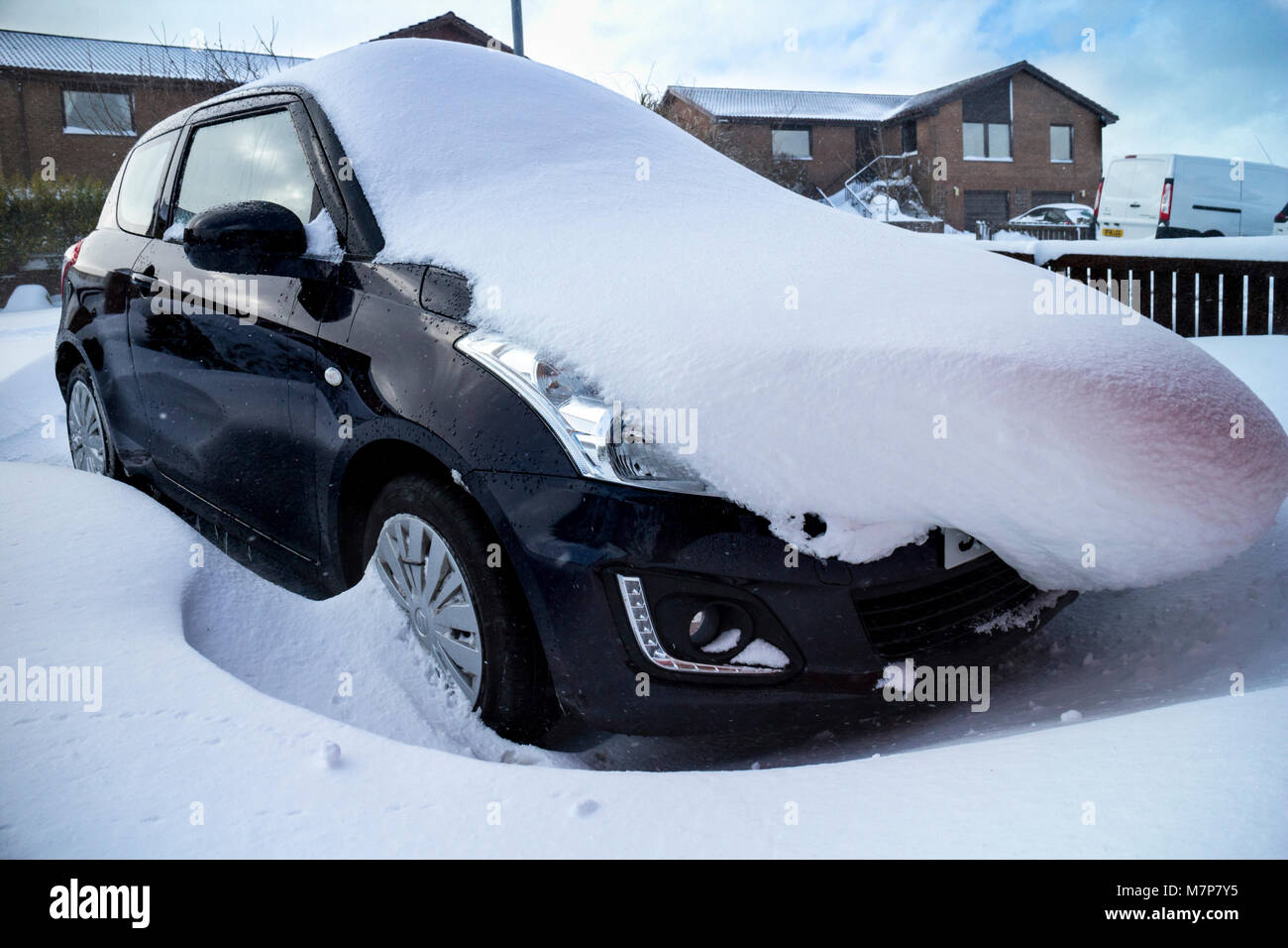 Auto nevicato in su un vialetto dopo una pesante caduta di neve, Erskine, Scozia. Foto Stock