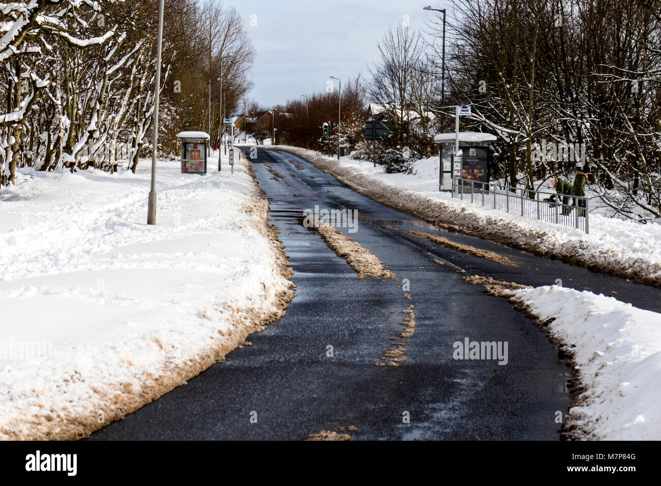 Strada cancellato di neve, in inverno, Erskine, Scozia. Foto Stock