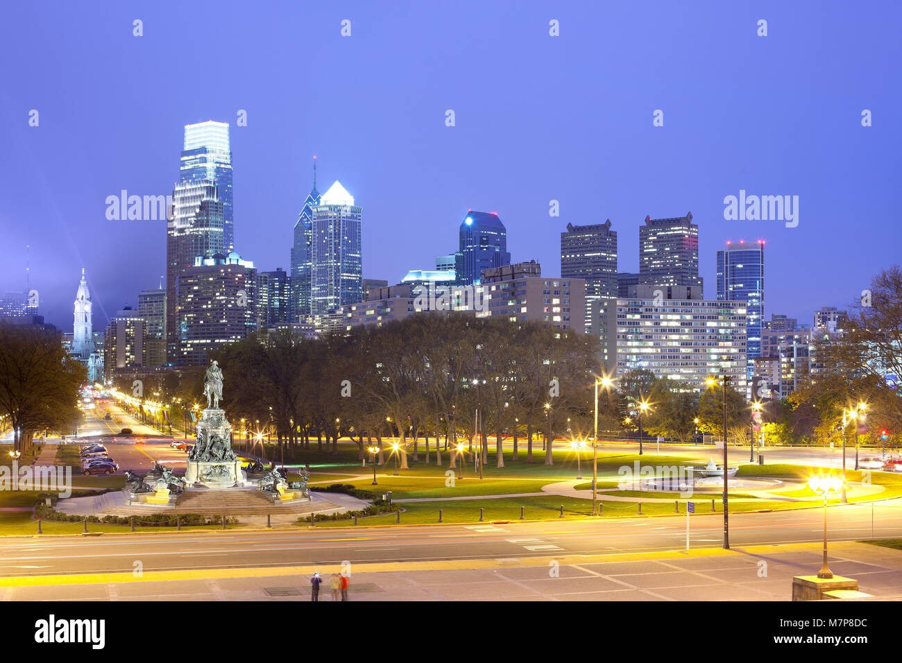 Skyline del centro con il Municipio di notte, Philadelphia, Pennsylvania, STATI UNITI D'AMERICA Foto Stock