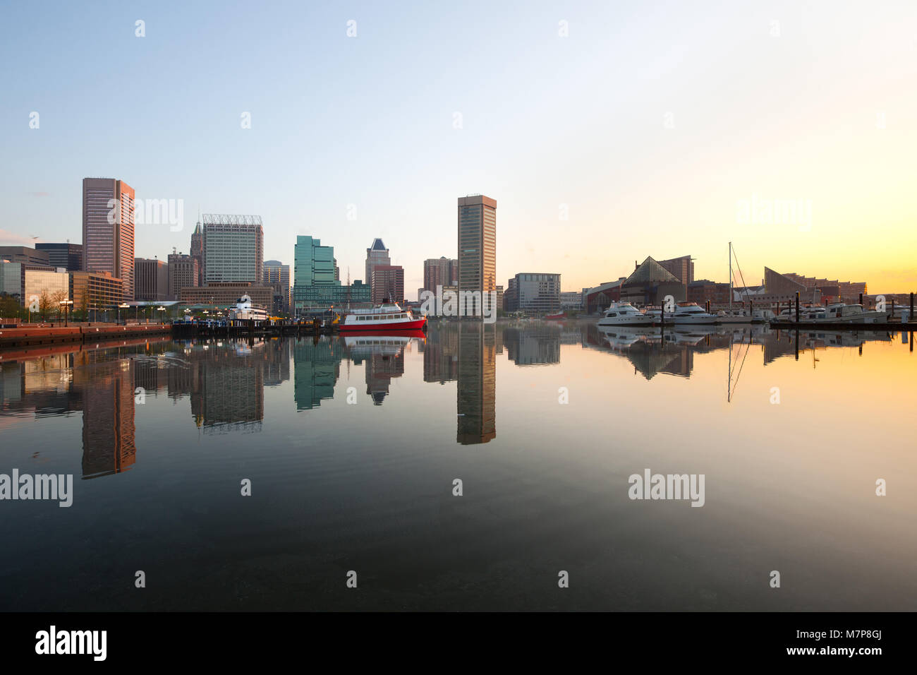 Downtown skyline della città e del porto interno all'alba, Baltimore, Maryland, Stati Uniti d'America Foto Stock