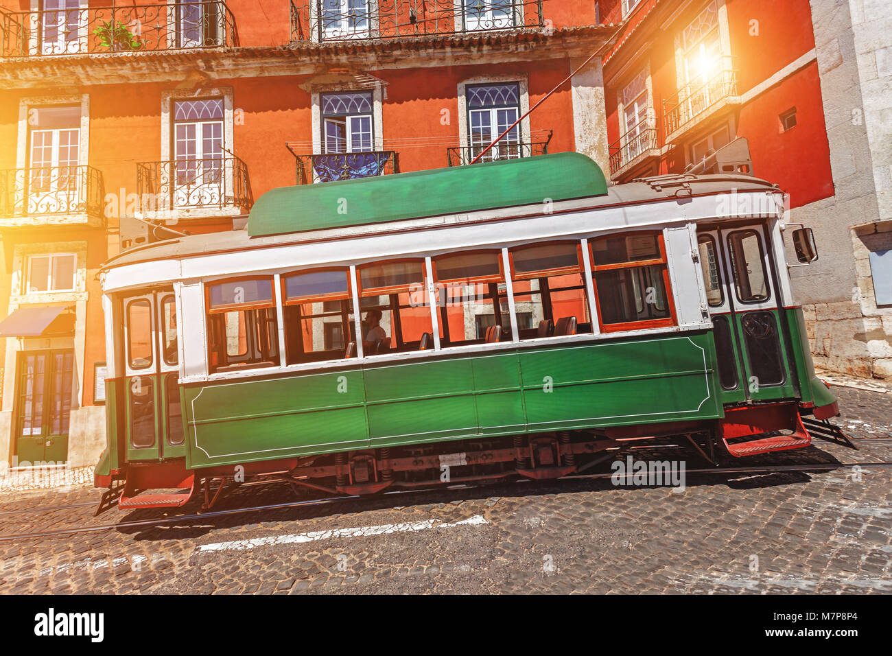 Vecchio tram sul Lisabon Street, Portogallo. Foto Stock