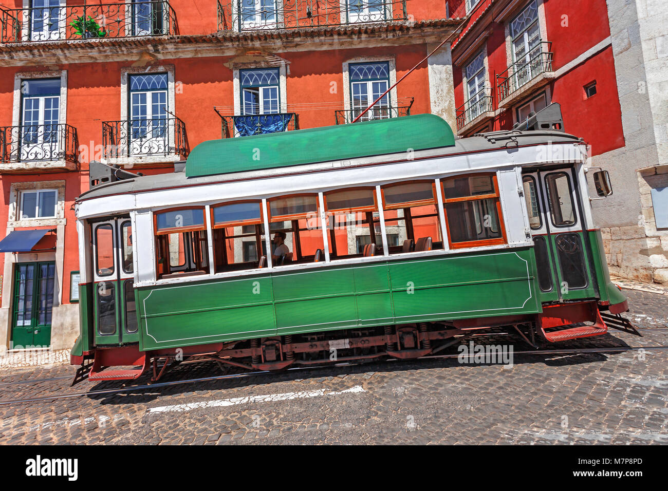 Vecchio tram sul Lisabon Street, Portogallo. Foto Stock