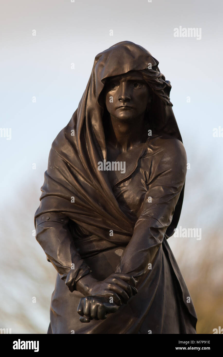 Lady Macbeth statua in Stratford upon Avon presso il Memoriale di Gower spremitura a mano che esprimono preoccupazione e rammarico per assassinio di re Foto Stock