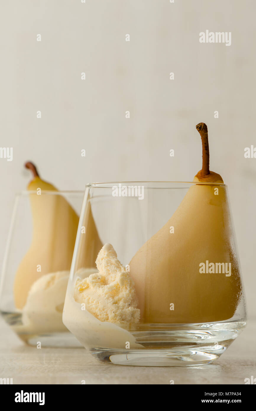 Deliziose pere in camicia in vetro con gelato Foto Stock