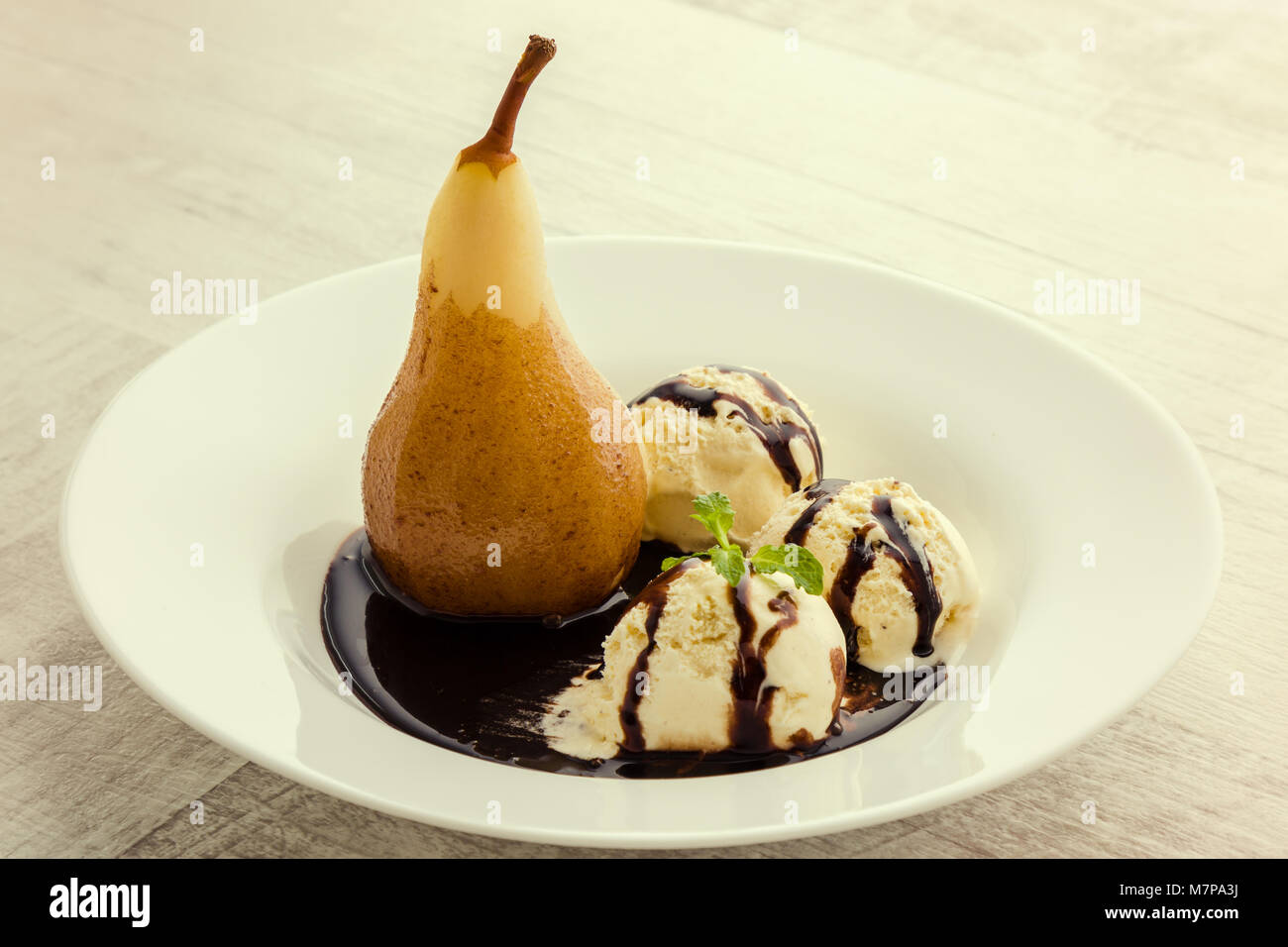 Deliziose pere in camicia di sciroppo e di gelato Foto Stock