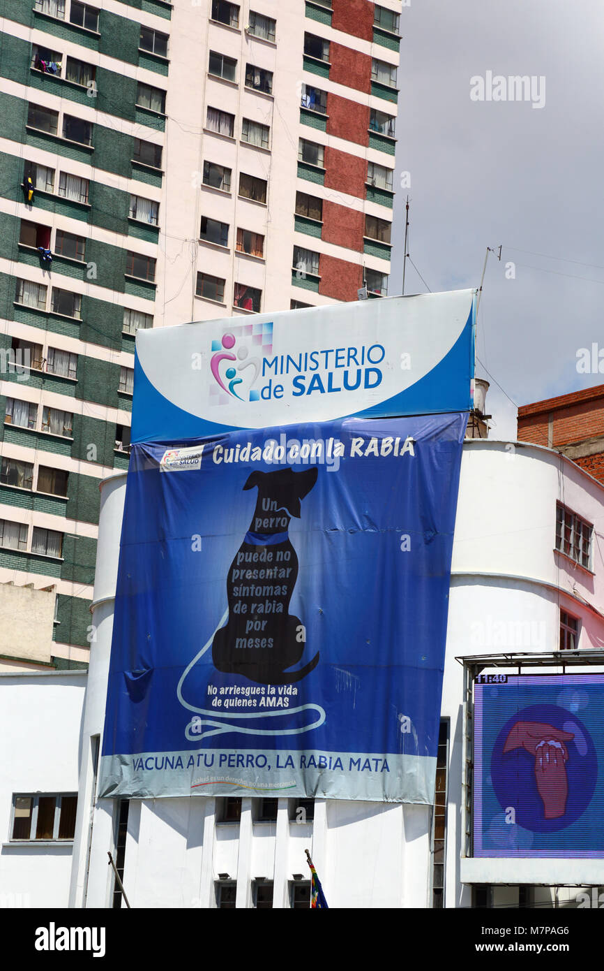 Banner sul Ministero della Salute edificio in spagnolo avvertimento contro la rabbia e incoraggiando le persone a vaccinare i loro cani, La Paz, Bolivia Foto Stock