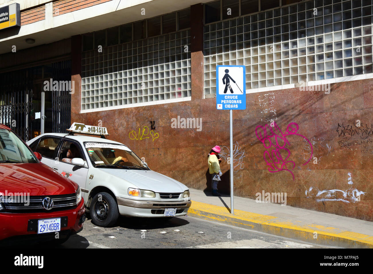 Persona cieca segno di attraversamento in spagnolo accanto al passaggio pedonale, La Paz, Bolivia Foto Stock