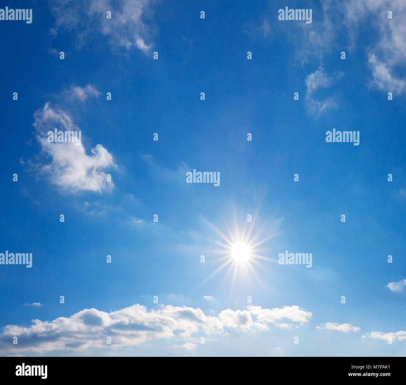 Lo sfondo da un cielo blu con nuvole bianche e sun. estate panorama del paesaggio. Vista panoramica Foto Stock