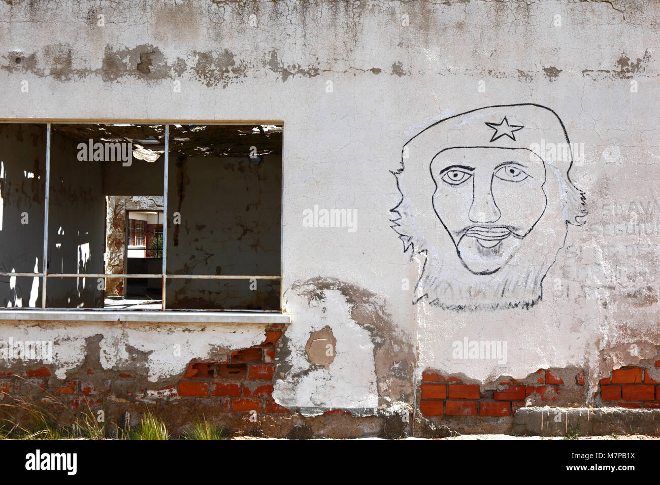 Badly Drawn face / ritratto di Che Guevara sulla parete di edificio abbandonato, Patacamaya, La Paz Dipartimento, Bolivia Foto Stock