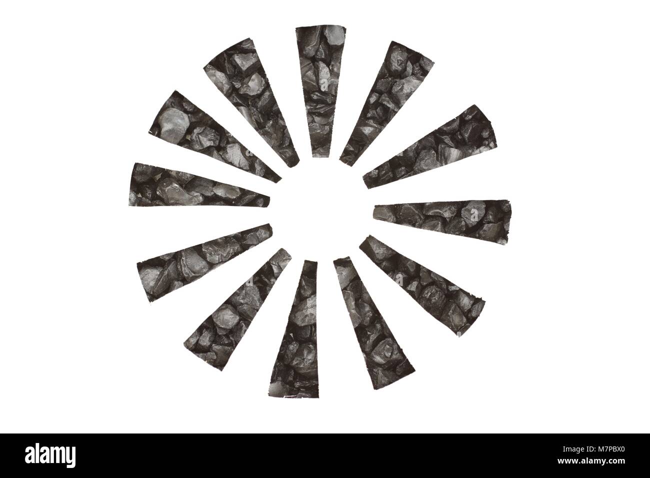 Pietre di Colore nero simboleggiano le frecce in un cerchio con la direzione per il centro Foto Stock
