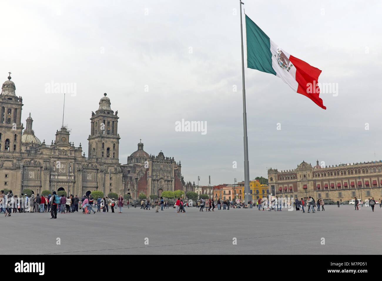 La bandiera nazionale del Messico onde sopra la Città del Messico zocalo, una delle piazze più grandi del mondo circondato da architettura storica. Foto Stock