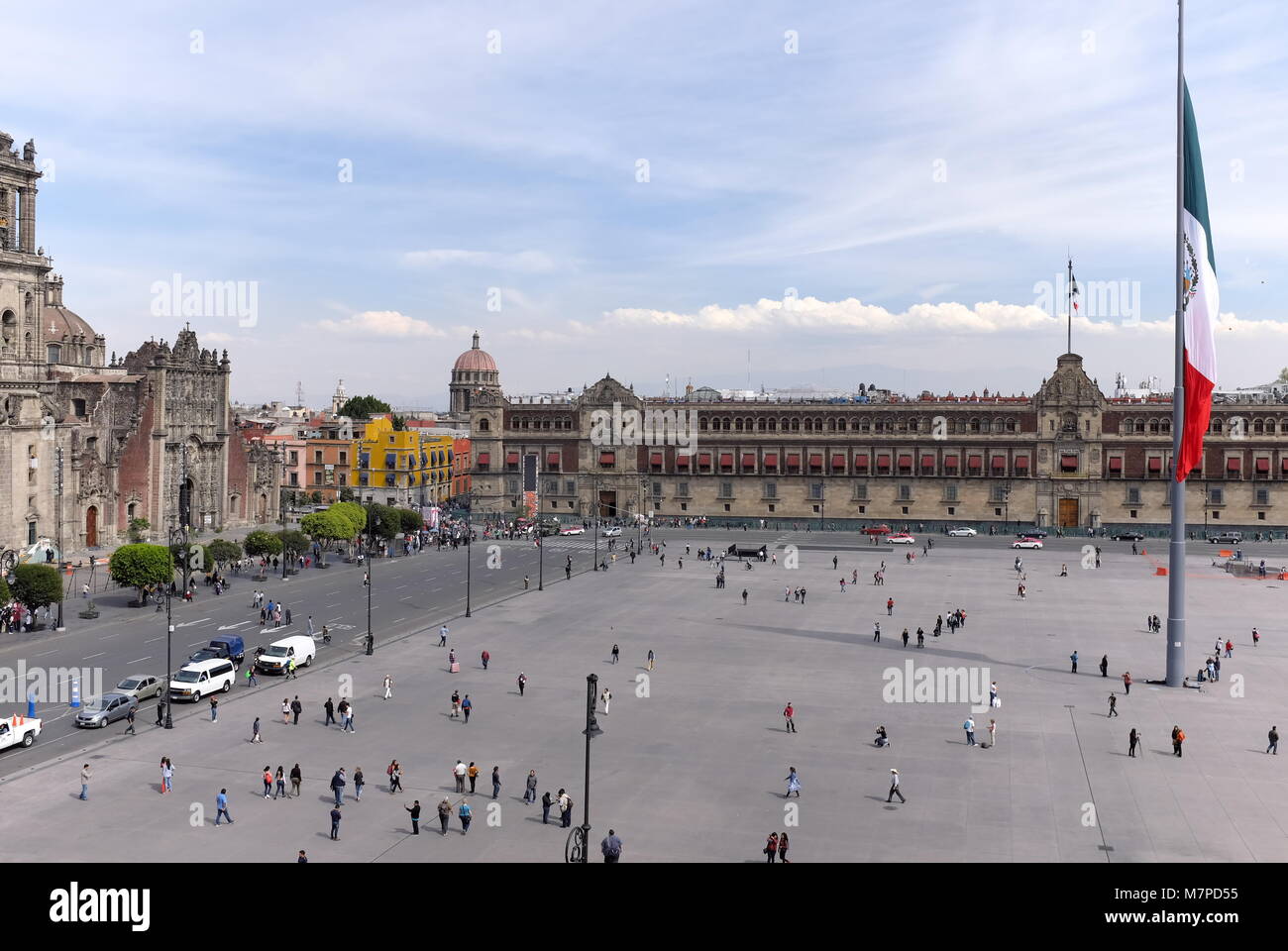 La bandiera nazionale del Messico onde sopra la Città del Messico zocalo, una delle piazze più grandi del mondo circondato da architettura storica. Foto Stock