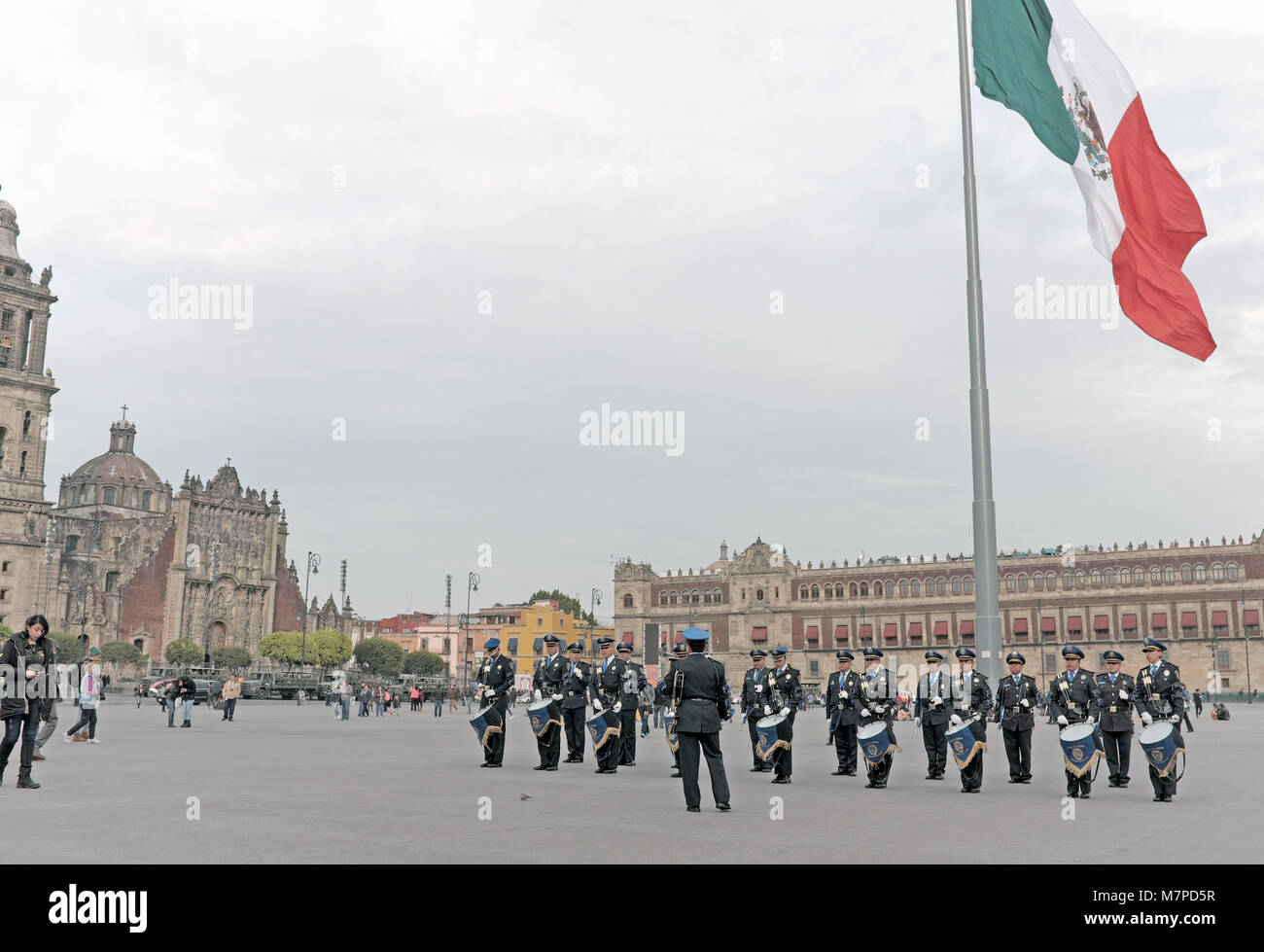 La Città del Messico la polizia ausiliaria band suona in Plaza de la Costituzione con la bandiera nazionale del Messico volare al di sopra. Foto Stock