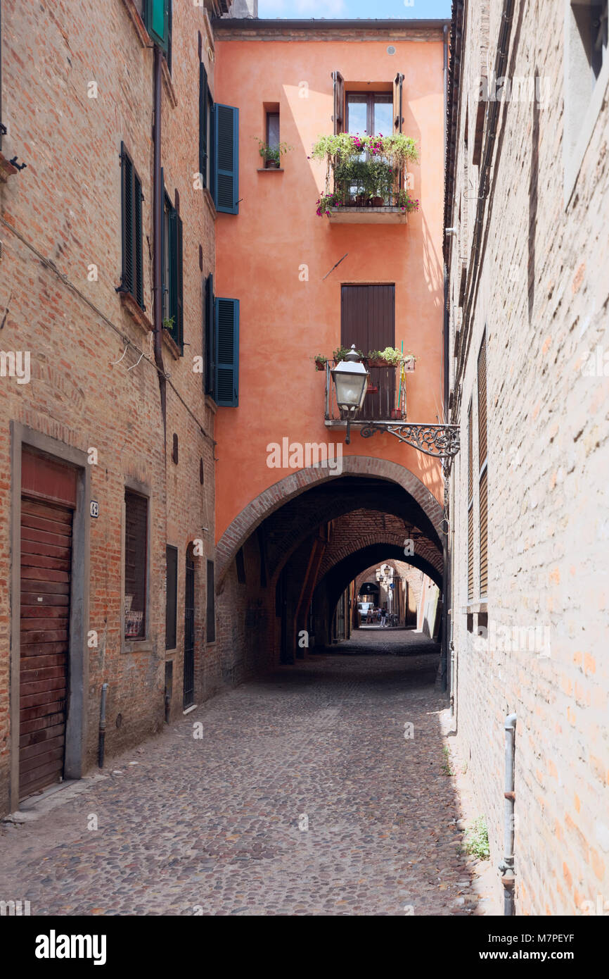 Ferrara, Italia - 17 Giugno 2017: Via delle Volte Street nella città vecchia. La parte storica della città è elencato come patrimonio mondiale UNESCO Foto Stock