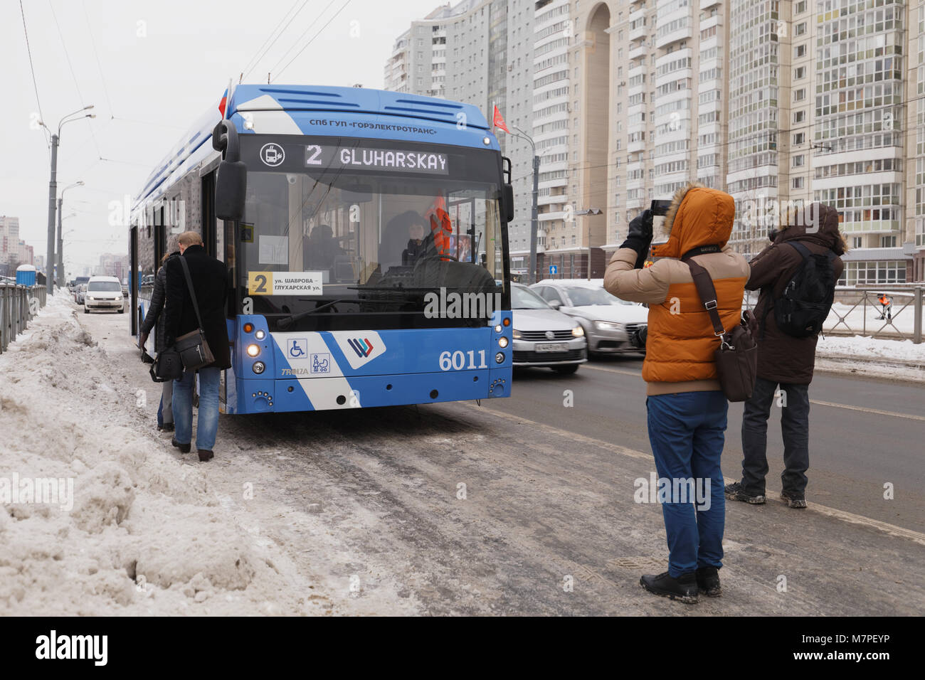 San Pietroburgo, Russia - 12 Febbraio 2018: Filobus sulla linea 2 al Utochkina street. Questo nuovo bus passano a metà del suo percorso utilizzando il potere autonomo s Foto Stock