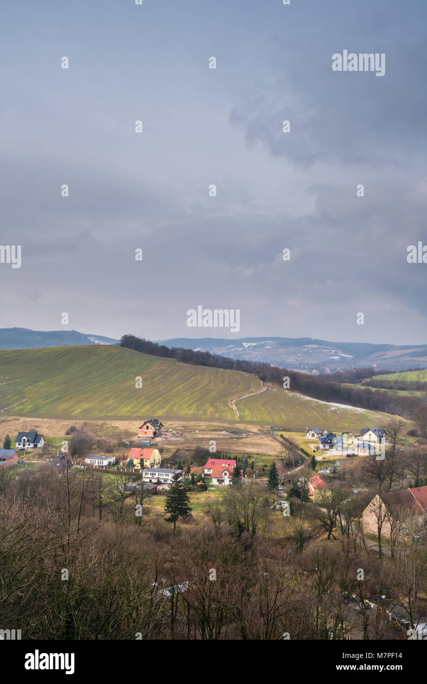 Vista dei sobborghi di Bolkow piccola cittadina della Bassa Slesia, Polonia, come si vede dalle mura del castello di Bolkow Foto Stock