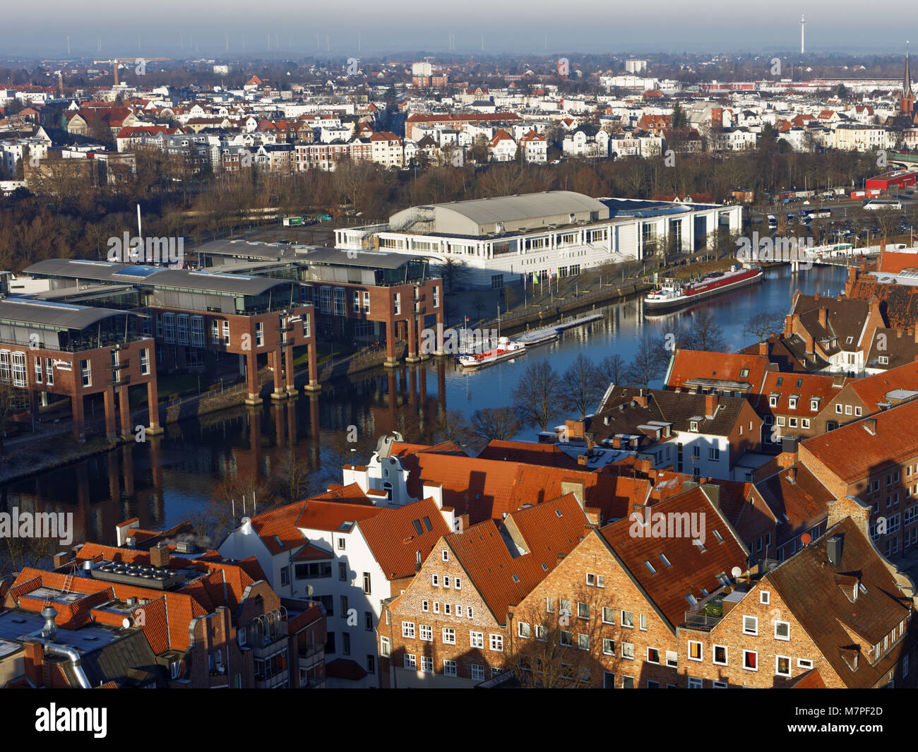 Lubecca, Germania - 30 dicembre 2016: Cityscape visto dalla torre di San Pietro Chiesa. A causa della sua vasta mattone architettura gotica, la città Foto Stock