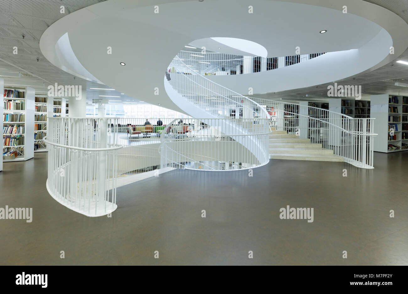 Helsinki, Finlandia - 09 dicembre 2017: Persone in Helsinki University Library. È la più grande università multidisciplinare libreria in Finlandia Foto Stock